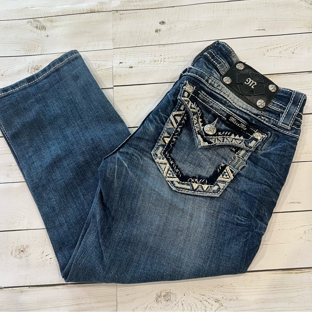 Miss Me Women’s Signature Capri BlueJeans with Embroidery and Rhinestones Sz 27
